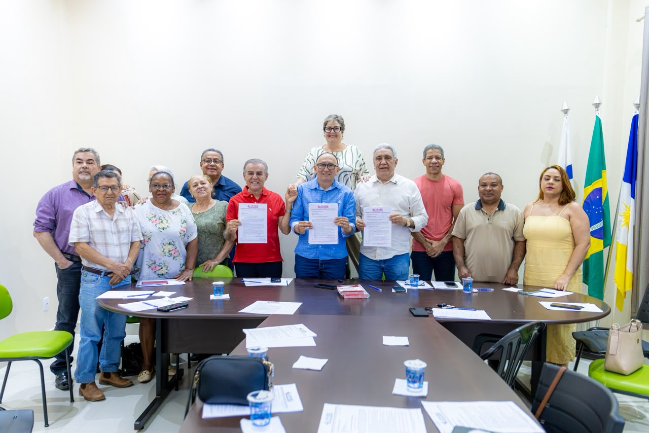 Laurez Moreira faz compromisso com trabalhadores da saúde e assina documento que enumera pautas da categoria